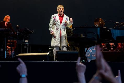 El controvertido concierto de Elton John en Barcelona: ¿Un regreso triunfal o un fiasco musical?