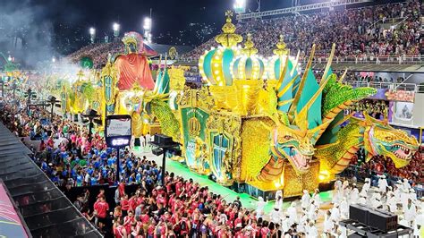 El Desfile de Fantasía: Un Carnaval Musical con Felipe Neto en Río de Janeiro!